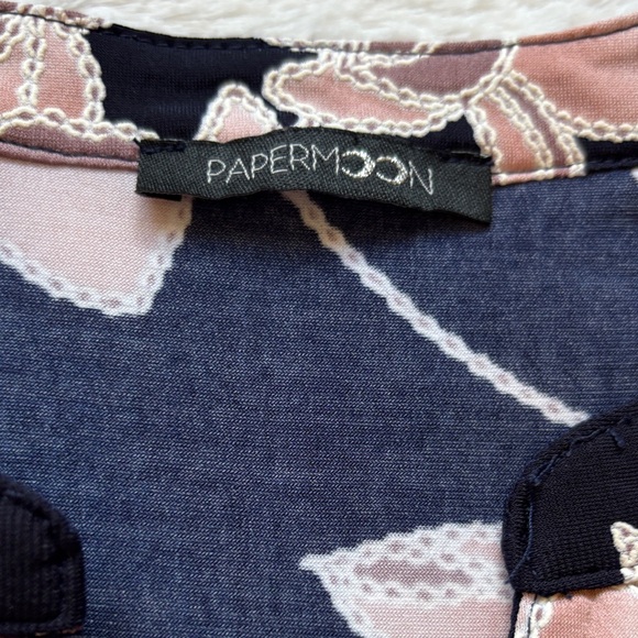 Sleeveless Floral V-Neck Tank Top in Navy and Blush - Picture 3 of 6